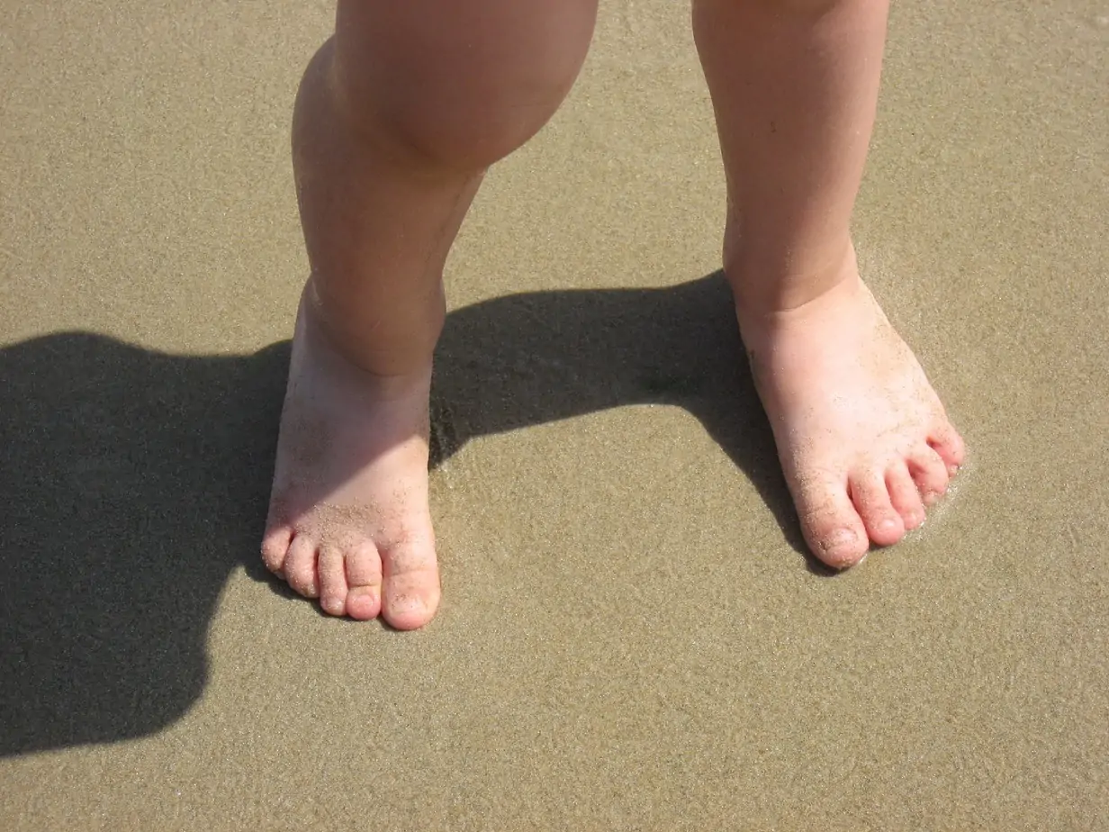 marcher pieds nus pour un enfant est bon pour lui, parlez en à votre osteo